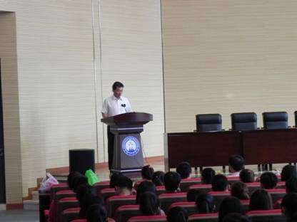 党总支副书记李学彬主持大会