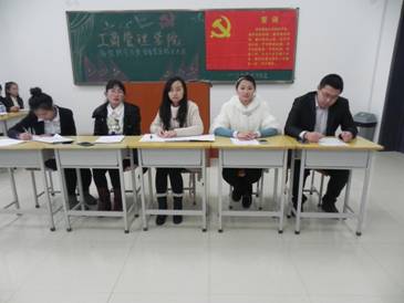 老师认真倾听党员汇报