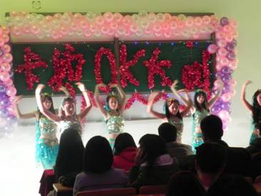 工商管理学院举办“龙湖筑梦，翰墨飘香”卡拉OK大赛活动报道图片-2